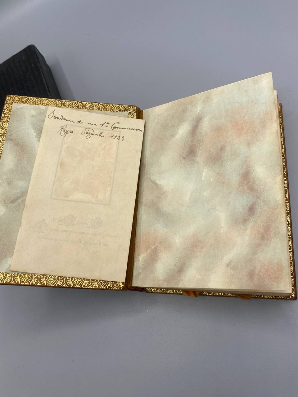 Missel du Saint Tabernacle, feuillet manuscrit dédicace Première Communion 1923, gardes marbrées dorées