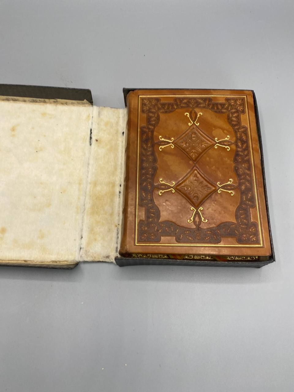 Missel du Saint Tabernacle, plat inférieur reliure cuir gaufrée dorée, coffret toilé noir ouvert