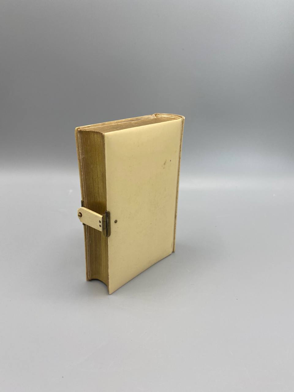 Paroissien Romain, plat inférieur reliure celluloïd ivoire, fermoir laiton doré, tranche dorée