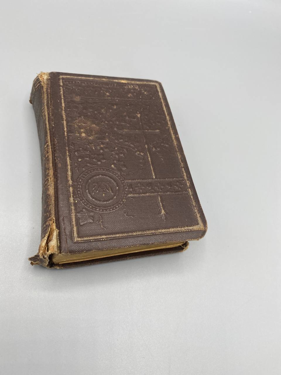 L'Imitation de Jésus-Christ Lamennais Brepols, reliure toile brune gaufrée dorée, plat supérieur