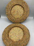2 dessous d'assiettes en rotin tressé et cannage ajouré, vue de face, ton miel naturel