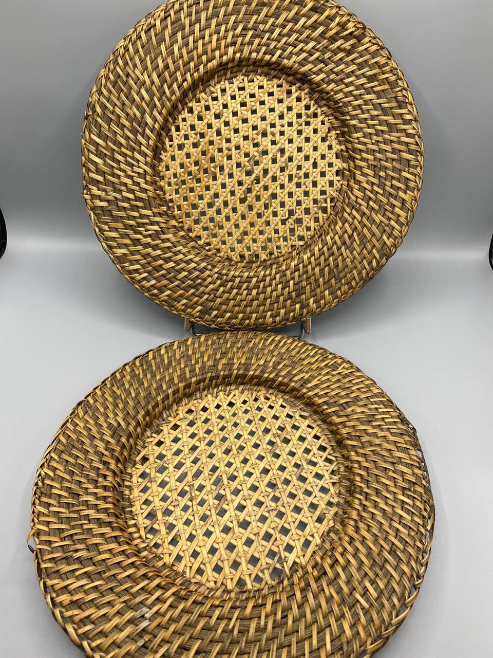 2 dessous d'assiettes en rotin tressé et cannage ajouré, vue de face, ton miel naturel