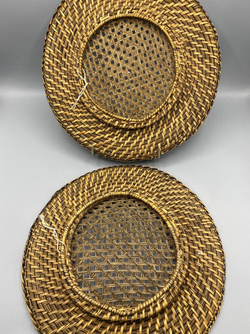2 dessous d'assiettes en rotin, vue de dos, tressage chevrons et cannage ajouré