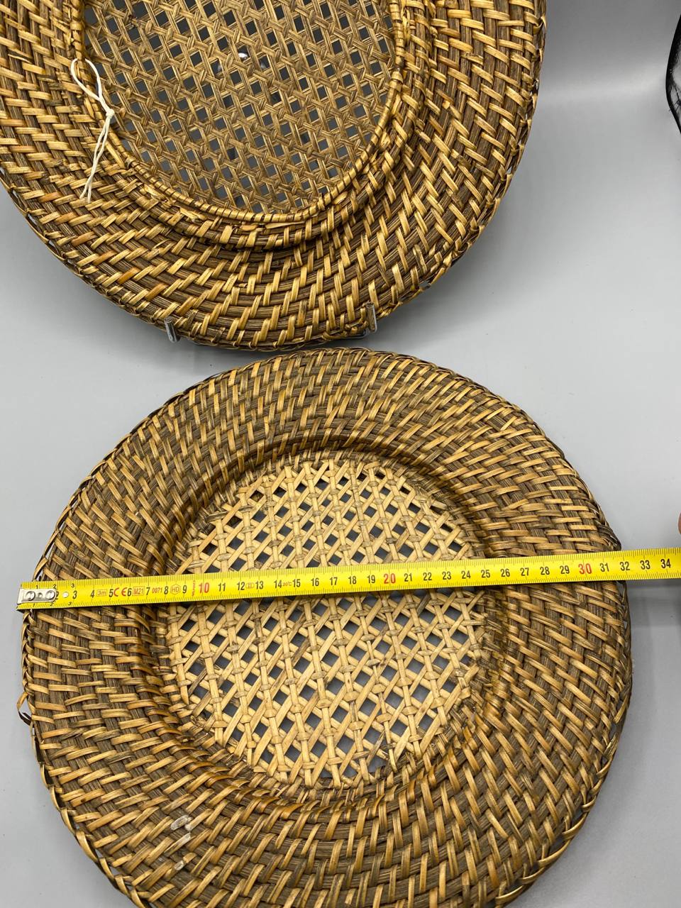 Dessous d'assiette en rotin avec mètre ruban, diamètre environ 33 cm