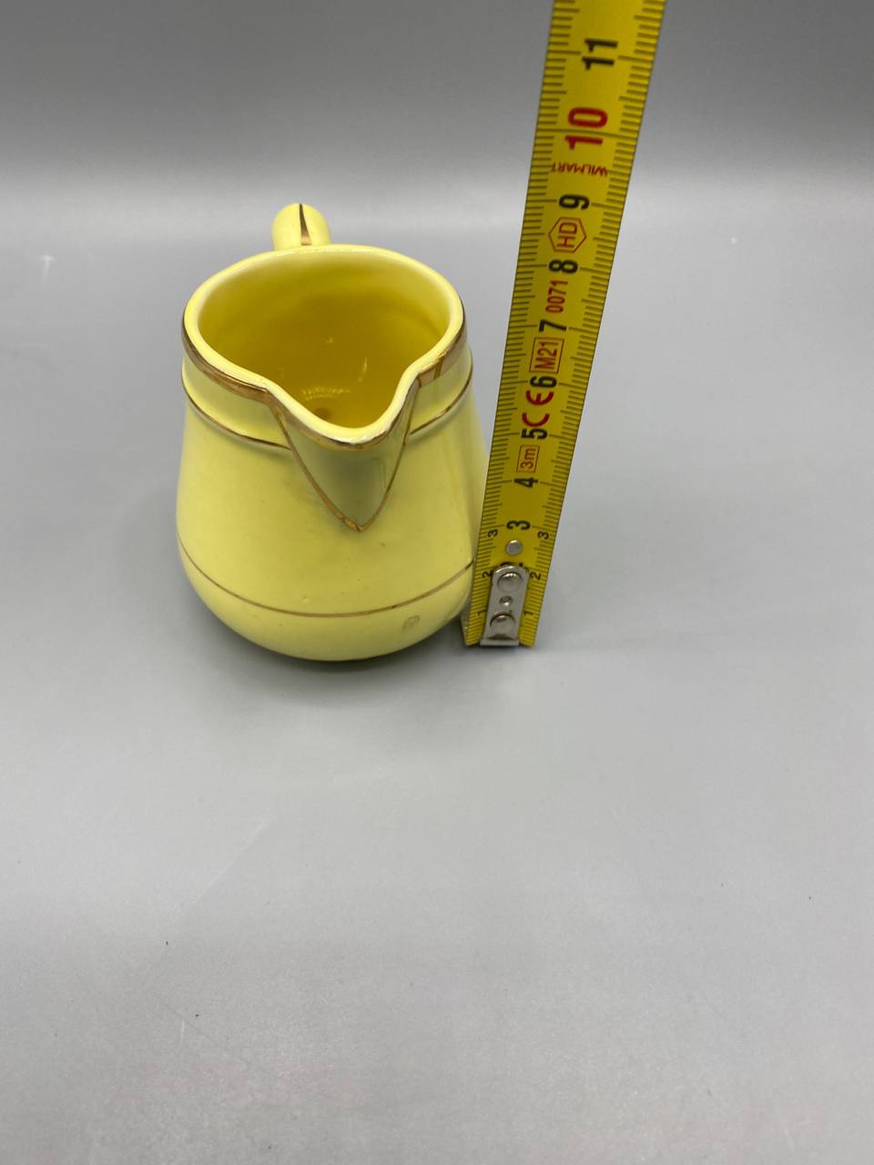 Crémière faïence jaune avec mètre ruban, hauteur environ 8 cm