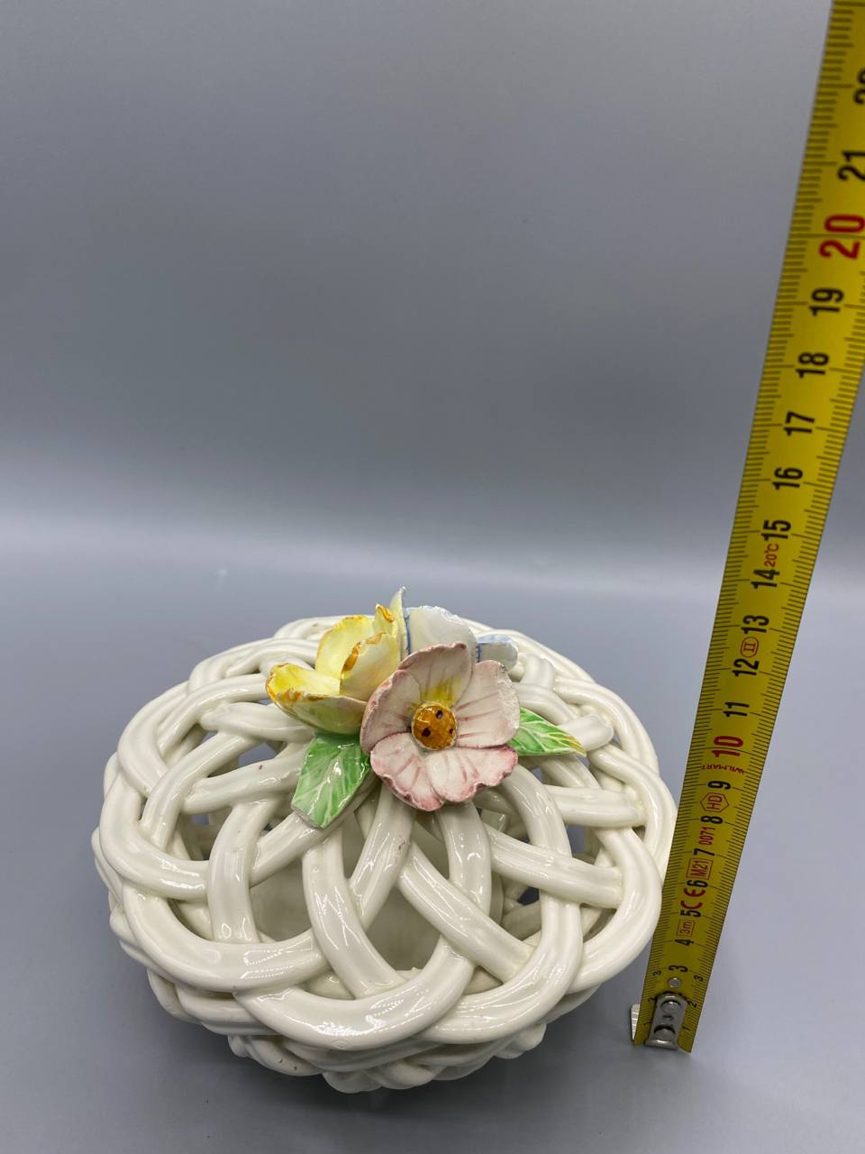 Bonbonnière céramique espagnole avec mètre ruban, hauteur avec couvercle environ 13 cm