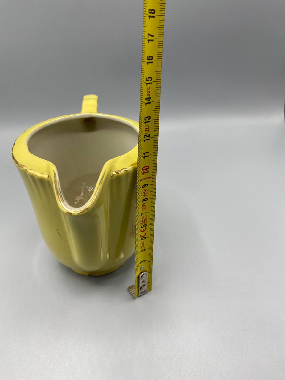 Verseuse faïence jaune Moulin des Loups avec mètre ruban, hauteur environ 12-13 cm