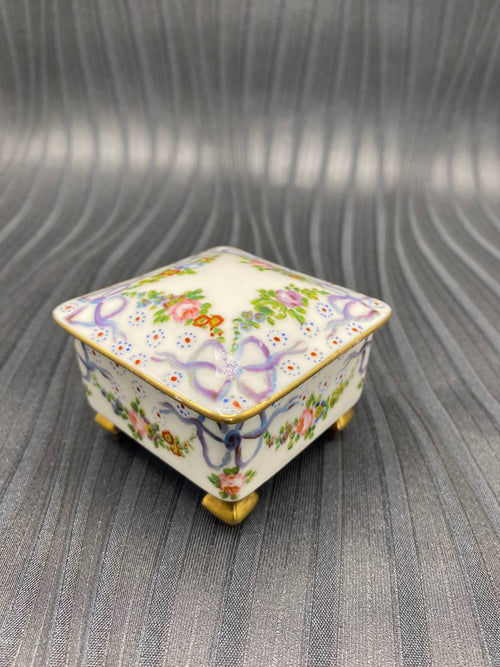 Boîte à bijoux porcelaine, vue de trois quarts, couvercle et corps décorés, filet doré sur le bord