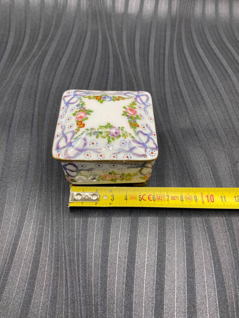 Boîte à bijoux porcelaine avec mètre ruban, largeur environ 7 cm