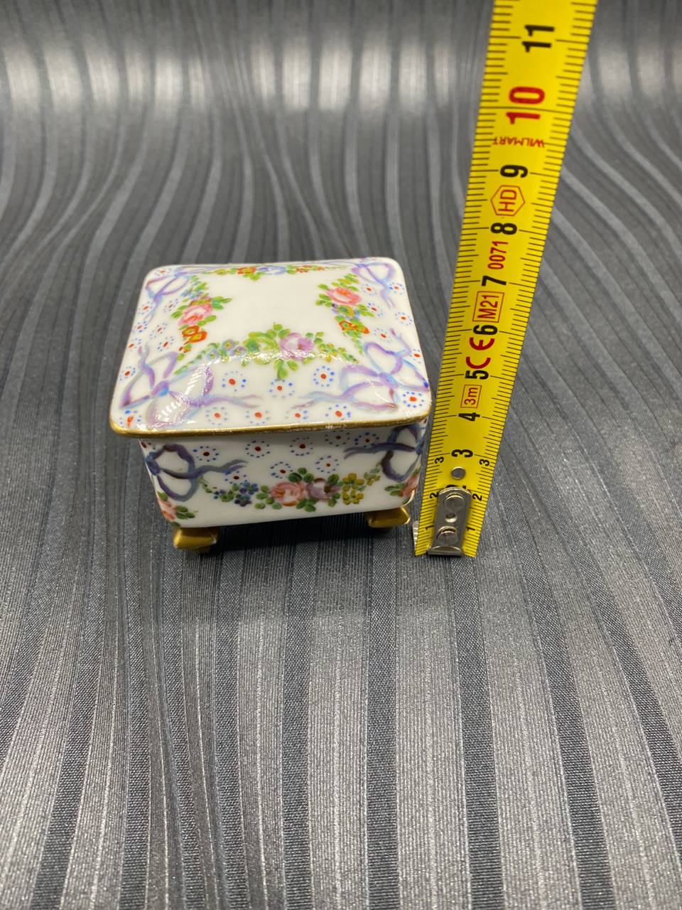 Boîte à bijoux porcelaine avec mètre ruban, hauteur avec couvercle environ 5 cm