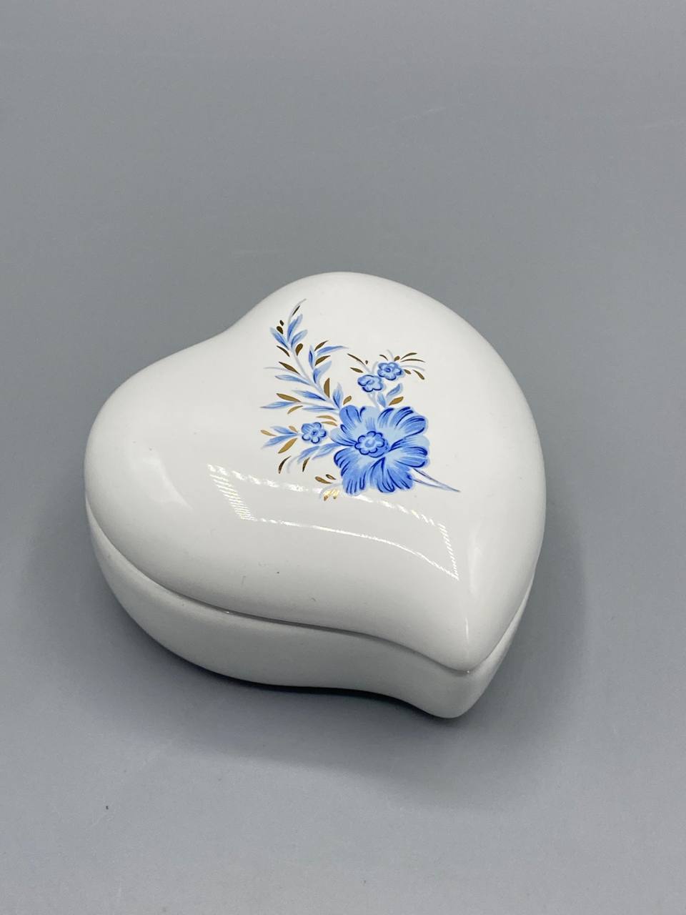 Boîte cœur porcelaine blanche, décor floral bleu et rehauts dorés, vue de dessus couvercle fermé