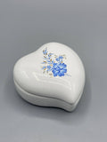 Boîte cœur porcelaine blanche, décor floral bleu et rehauts dorés, vue de dessus couvercle fermé