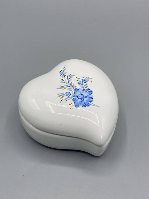 Boîte cœur porcelaine blanche, décor floral bleu et rehauts dorés, vue de dessus couvercle fermé