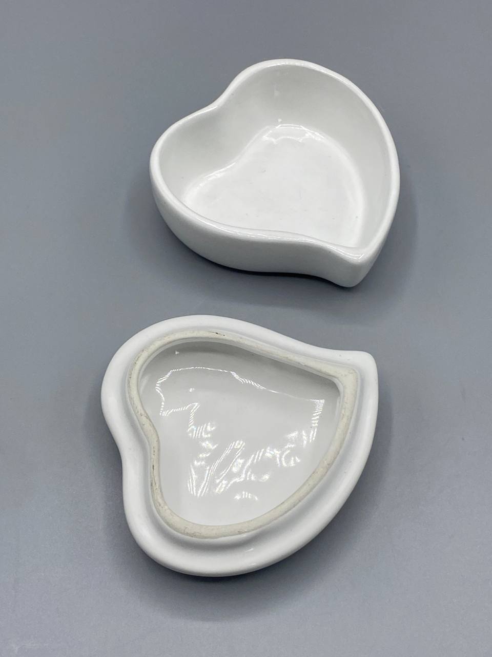 Boîte cœur porcelaine ouverte, intérieur blanc émaillé, fond du couvercle non signé