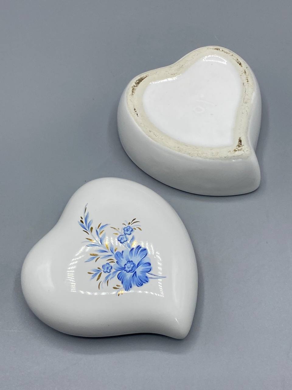 Boîte cœur porcelaine, vue de dos et dessous, usure dorée sur le pourtour de la base