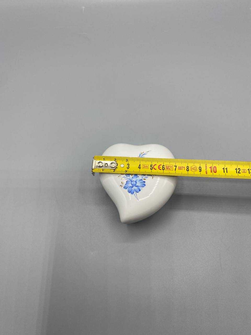 Boîte cœur porcelaine avec mètre ruban, largeur environ 8 cm