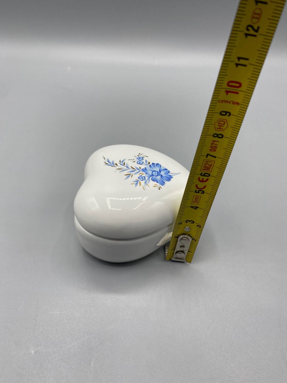 Boîte cœur porcelaine avec mètre ruban, hauteur avec couvercle environ 5 cm