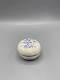 Boîte ronde faïence signée, couvercle fermé, décor floral bleu peint à la main sur fond blanc crème