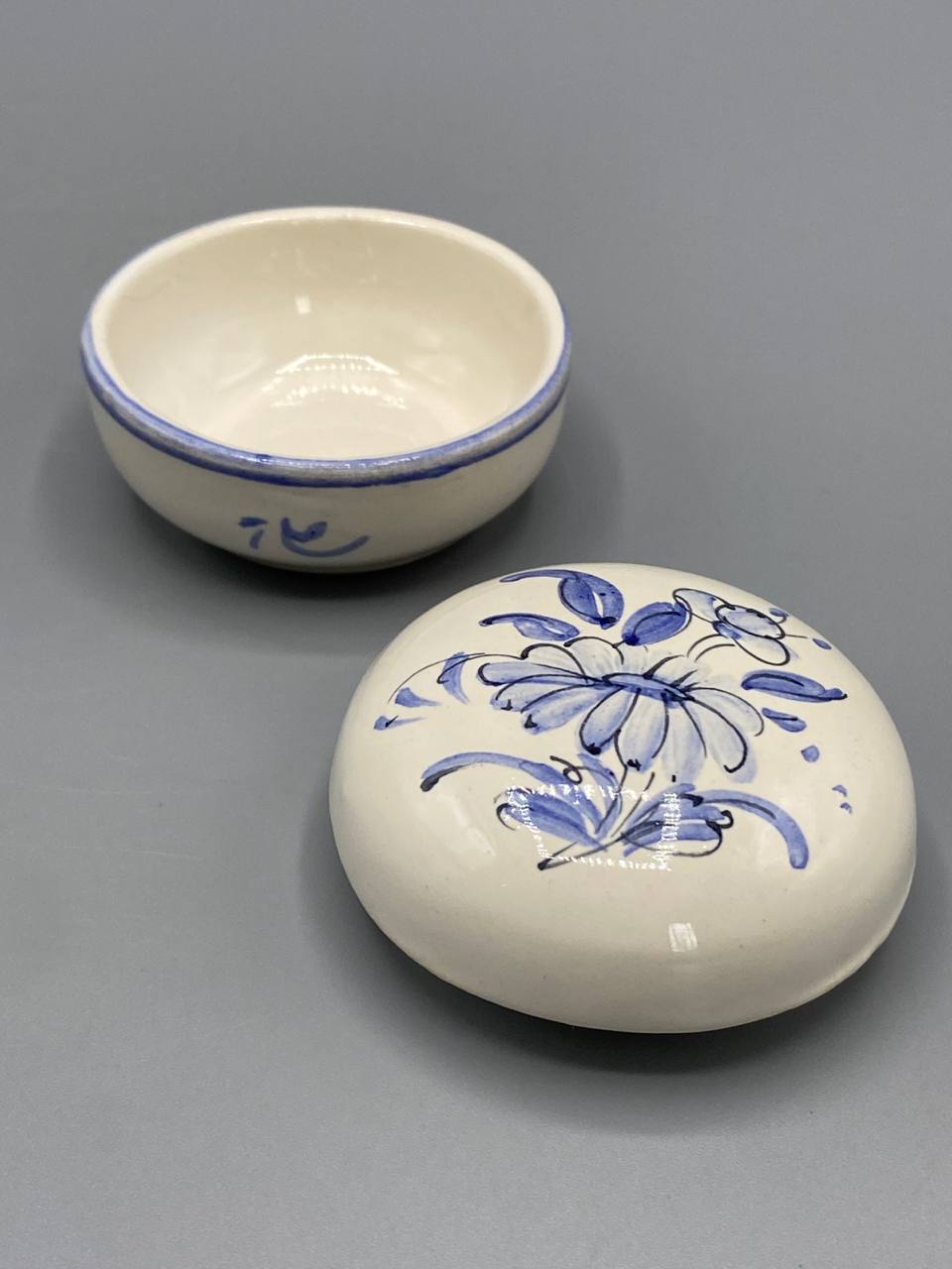 Boîte ronde faïence ouverte, intérieur blanc émaillé, filet bleu sur le bord intérieur