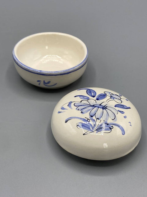 Boîte ronde faïence ouverte, intérieur blanc émaillé, filet bleu sur le bord intérieur