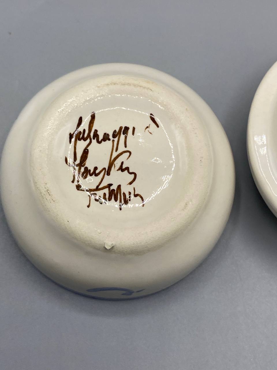 Fond de la boîte faïence, signature manuscrite à l'or brun, atelier artisanal français