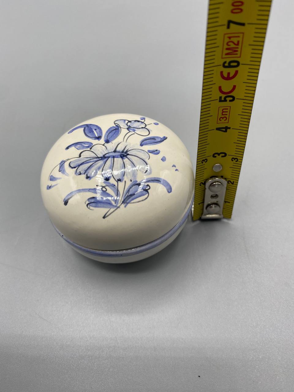 Boîte ronde faïence avec mètre ruban, hauteur avec couvercle environ 5 cm