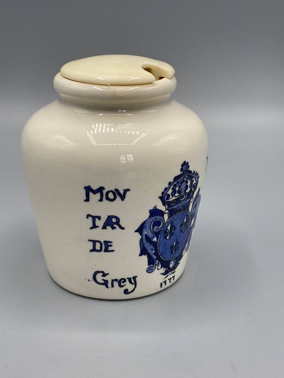 Pot à moutarde Grey Poupon, vue de trois quarts gauche, inscription Moutarde de Grey