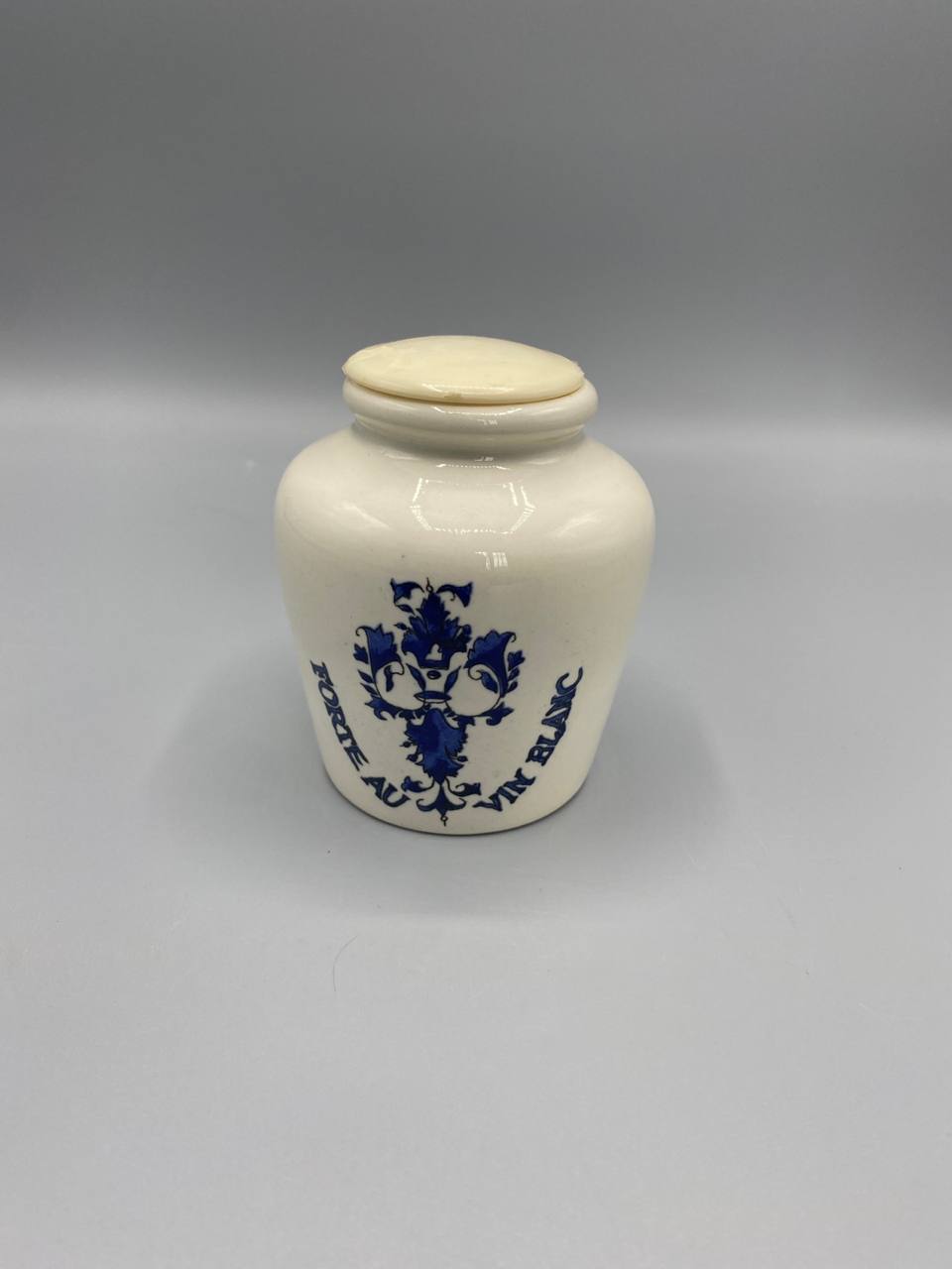 Pot à moutarde Grey Poupon, vue de dos, inscription Forte au Vin Blanc et motif héraldique bleu