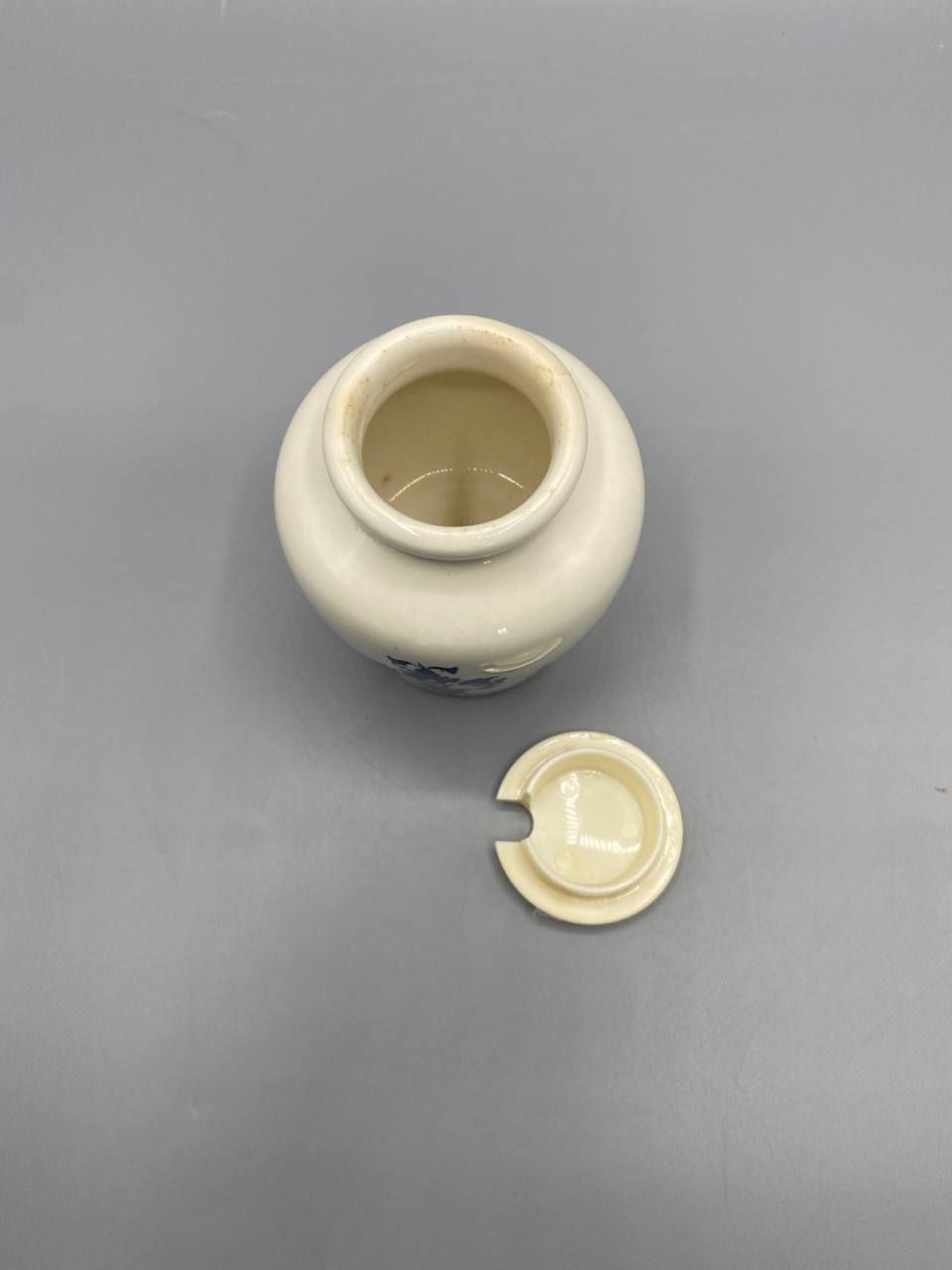 Pot à moutarde Grey Poupon ouvert, couvercle bakélite ivoire à encoche, intérieur émaillé