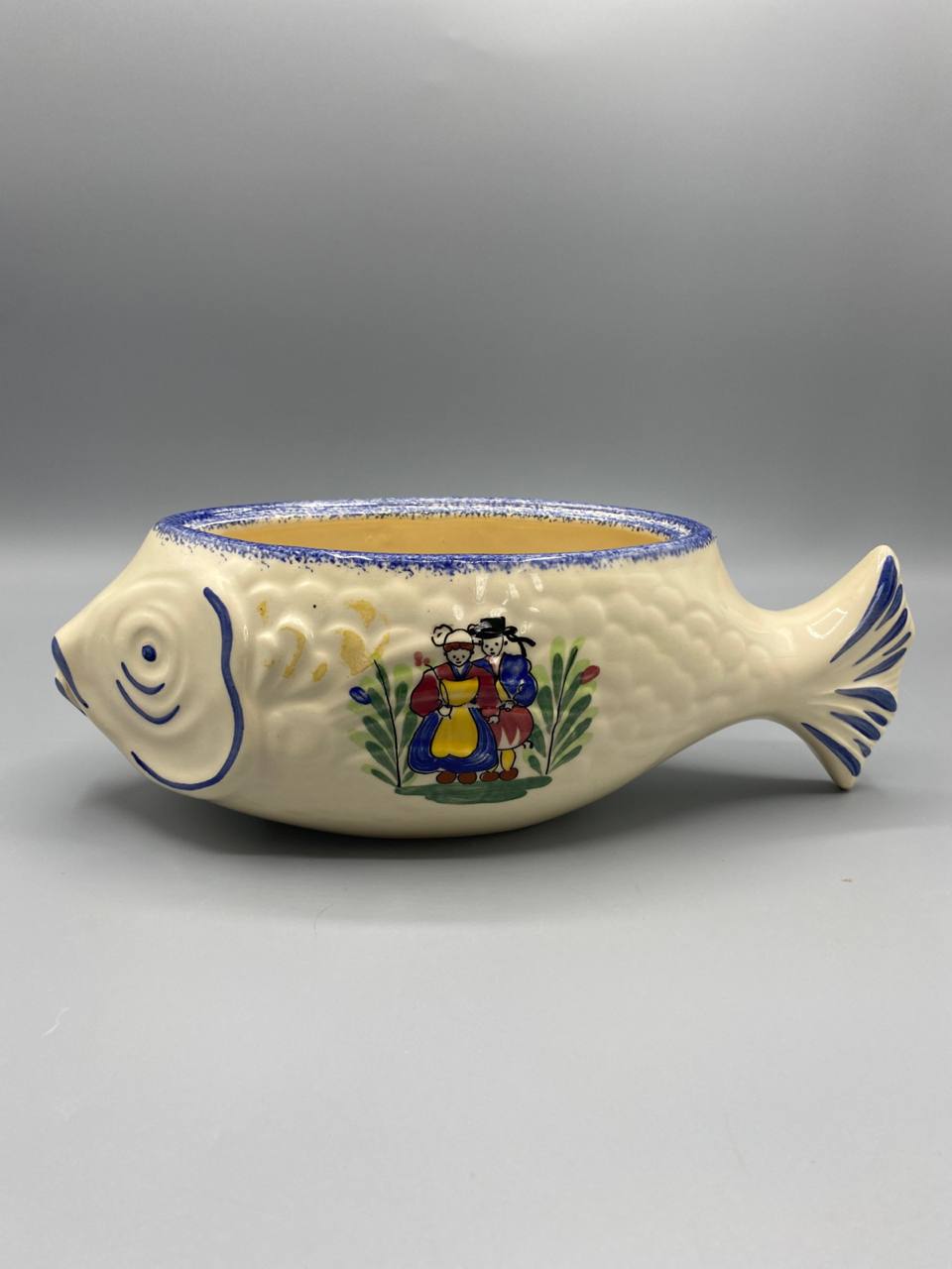 Saucière faïence forme poisson style Quimper, face principale, décor couple breton en costume traditionnel