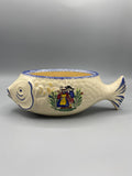 Saucière faïence forme poisson style Quimper, face principale, décor couple breton en costume traditionnel