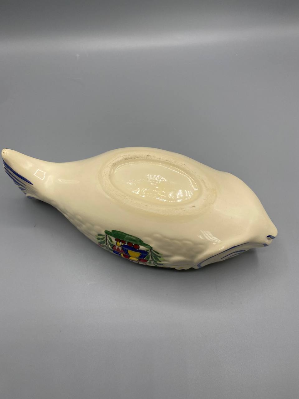 Saucière faïence poisson style Quimper, vue du dessous, mention moulée Style Quimper