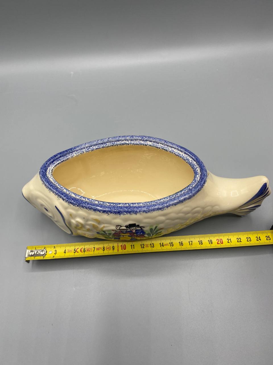 Saucière faïence poisson style Quimper avec mètre ruban, longueur environ 25 cm