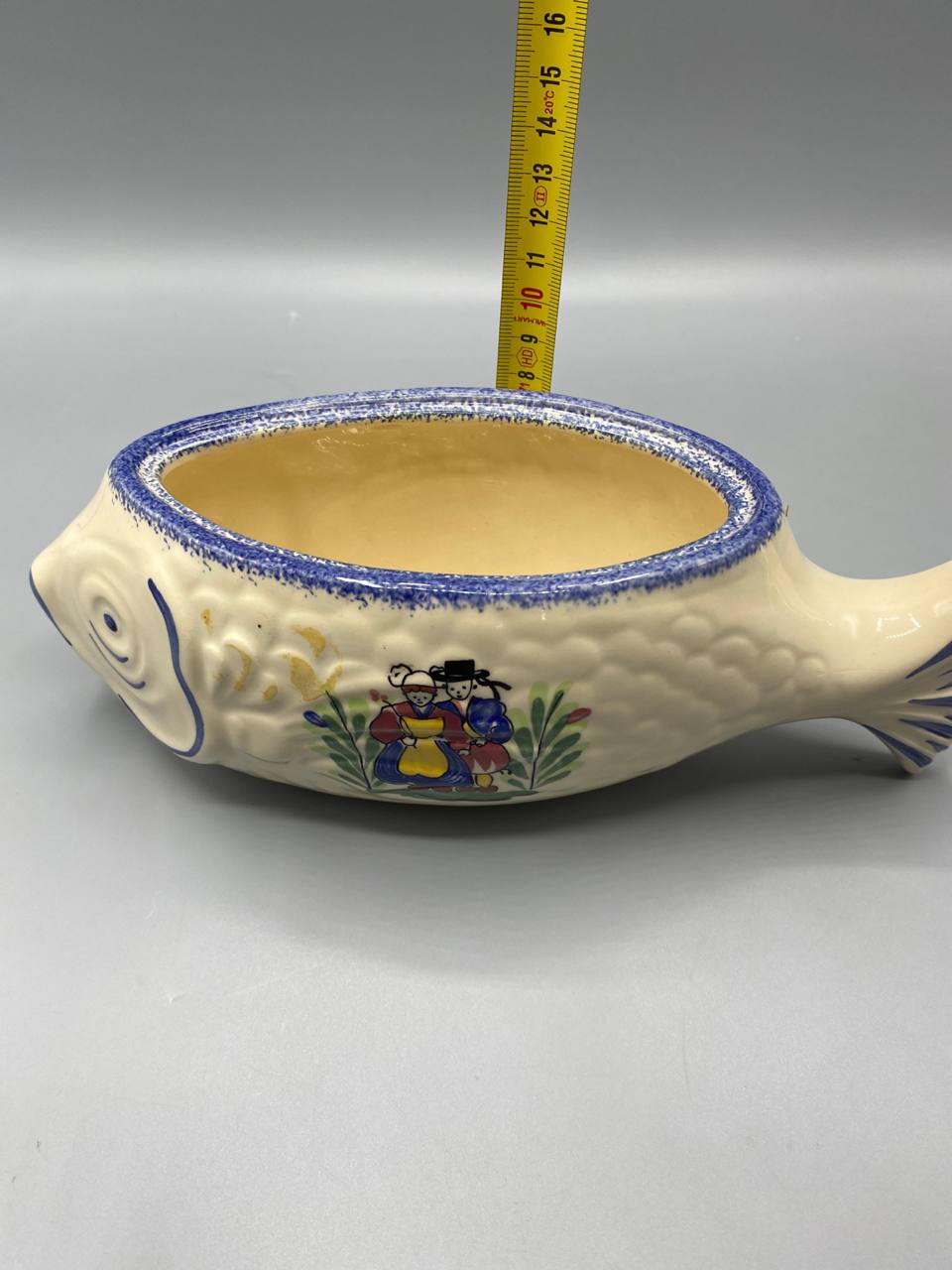 Saucière faïence poisson style Quimper avec mètre ruban, hauteur environ 9 cm, bord bleu moucheté
