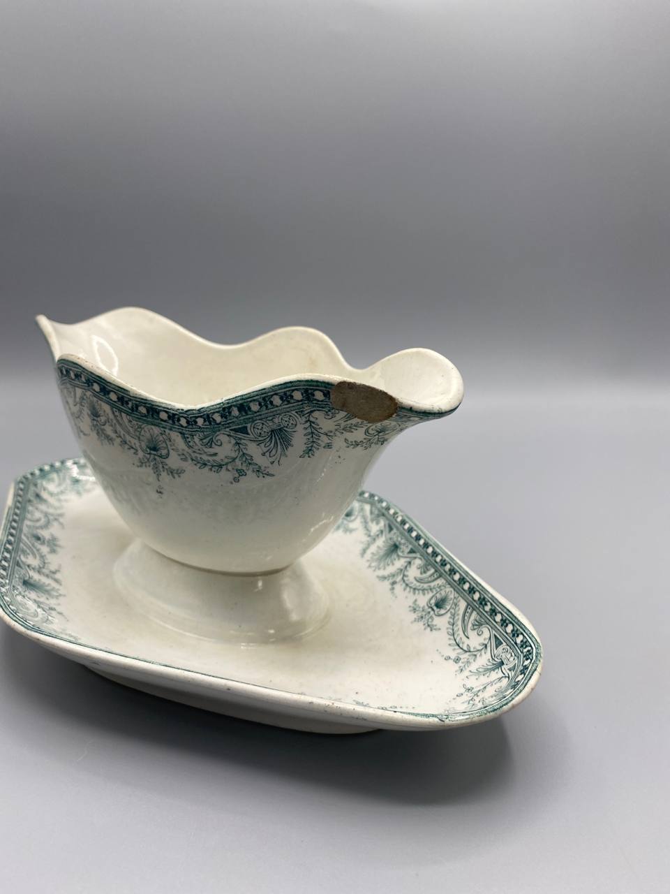 Saucière faïence Wilbur vue de dessus, bord festonné en vagues, intérieur blanc