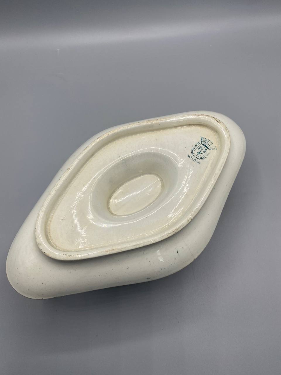 Saucière faïence Wilbur avec mètre ruban, hauteur environ 9 cm