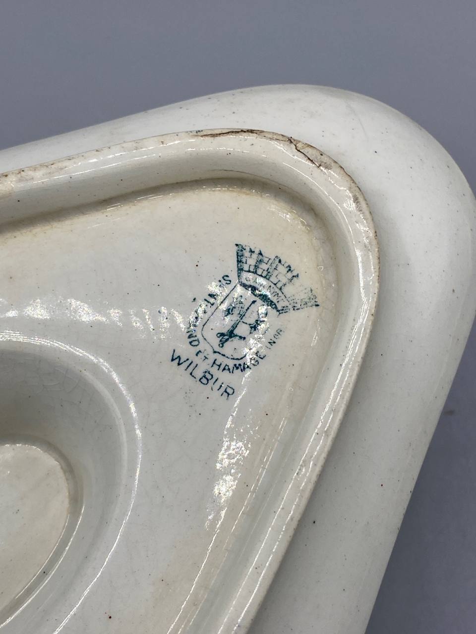 Saucière faïence Wilbur avec présentoir et mètre ruban, longueur présentoir environ 23 cm