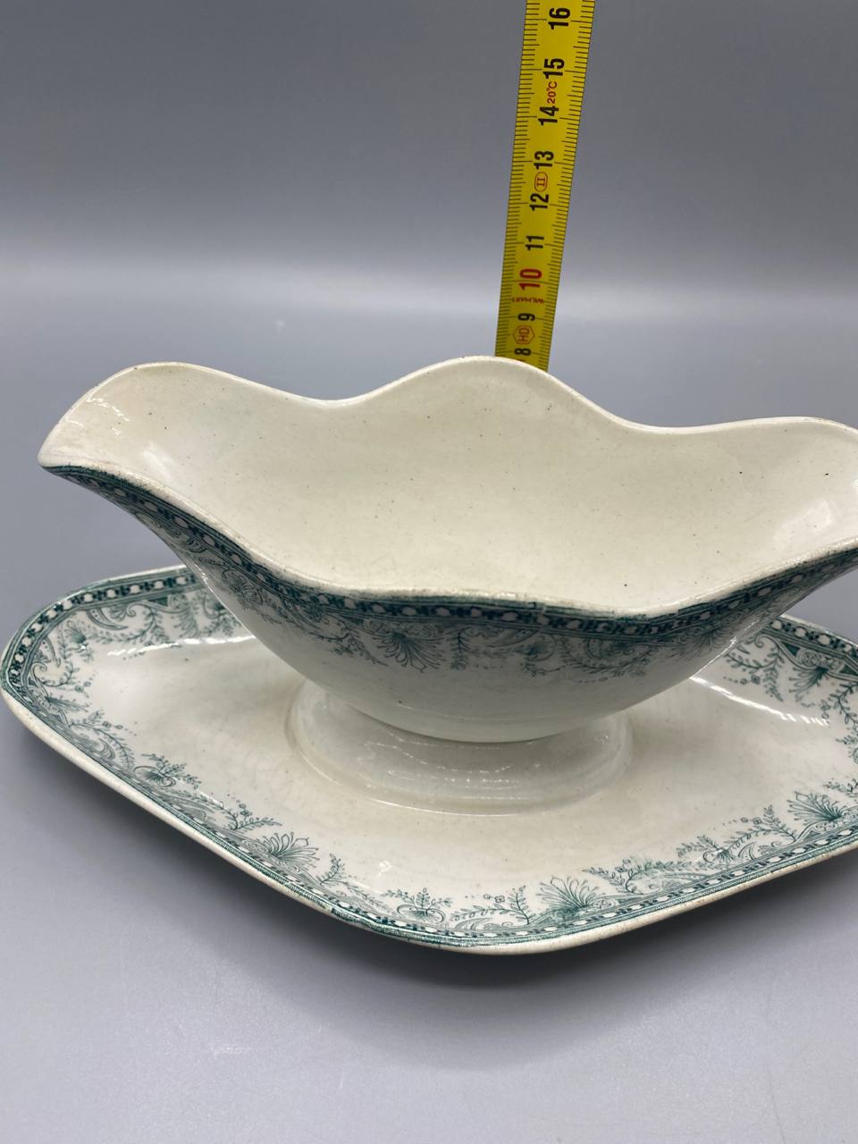Saucière faïence Wilbur, vue de trois quarts, frise florale vert sauge et frise de perles