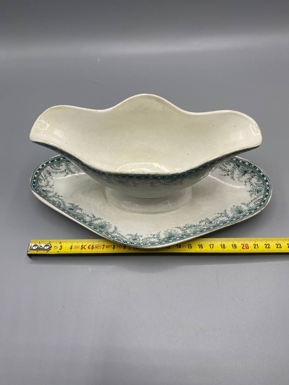 Saucière faïence Wilbur, vue de dos, décor chrysanthèmes et rinceaux vert sauge