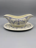 Saucière faïence Amis La Louvière décor Copenhague, vue de face avec dormant, décor bleu cobalt sur fond crème