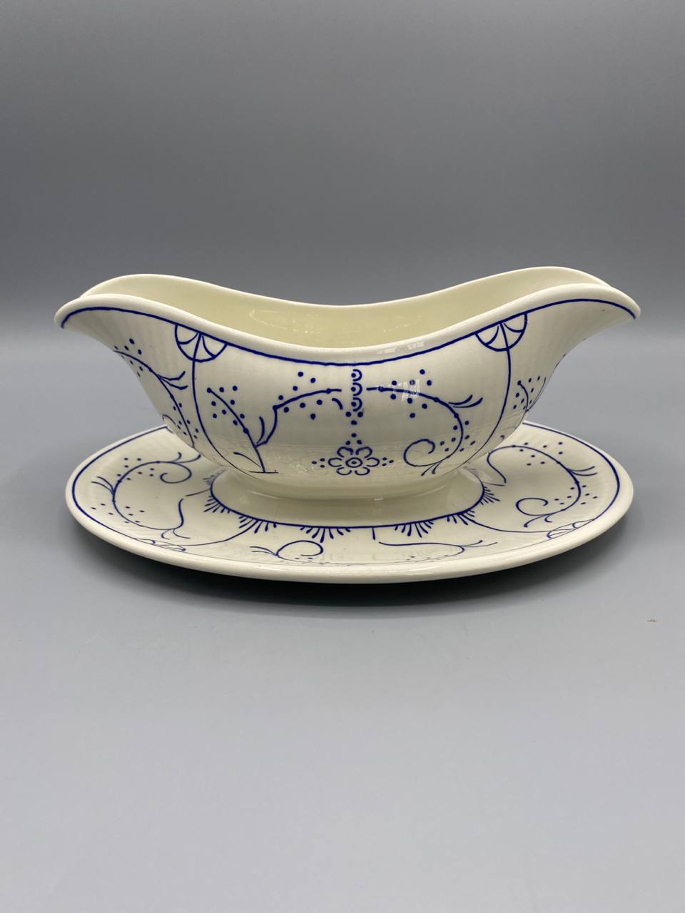 Saucière faïence Amis La Louvière décor Copenhague, vue de face avec dormant, décor bleu cobalt sur fond crème