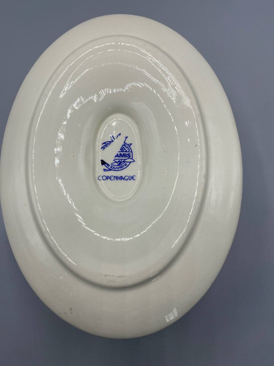 Dessous du dormant, tampon bleu Amis La Louvière Copenhague, gros plan