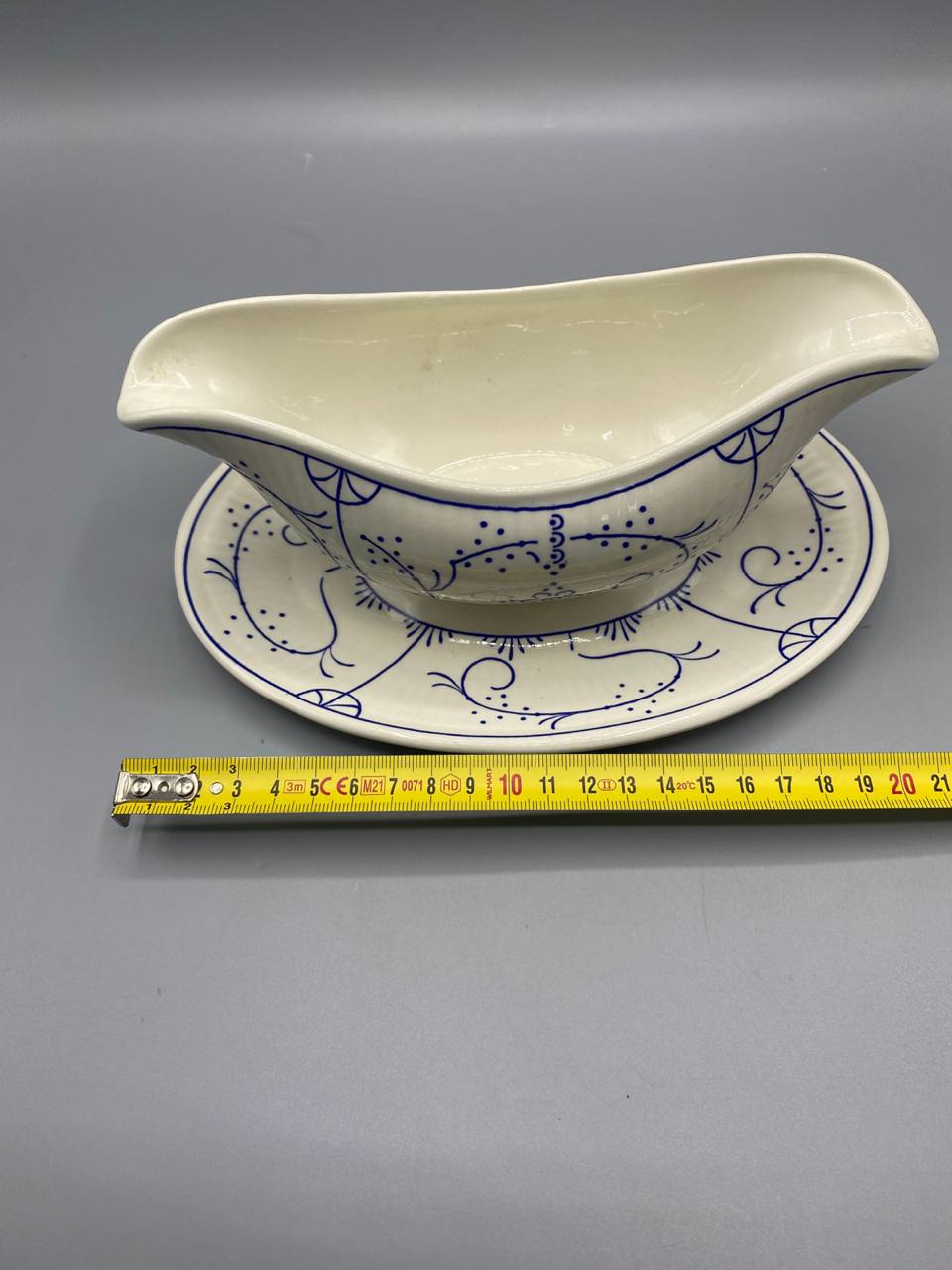 Saucière faïence Copenhague avec mètre ruban, longueur dormant environ 20 cm