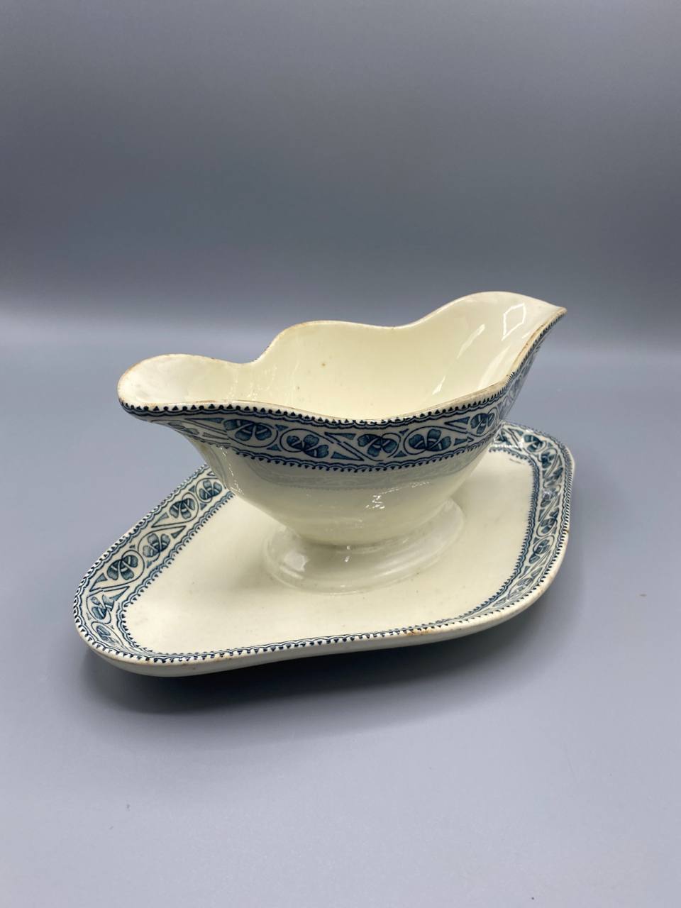 Saucière Boulenger Champigny vue de dessus, bord festonné en vagues, intérieur crème ivoire