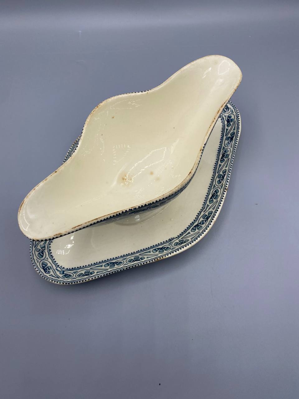 Dessous de la saucière, cachet bleu Boulenger Terre de Fer Choisy-le-Roi, mention Champigny