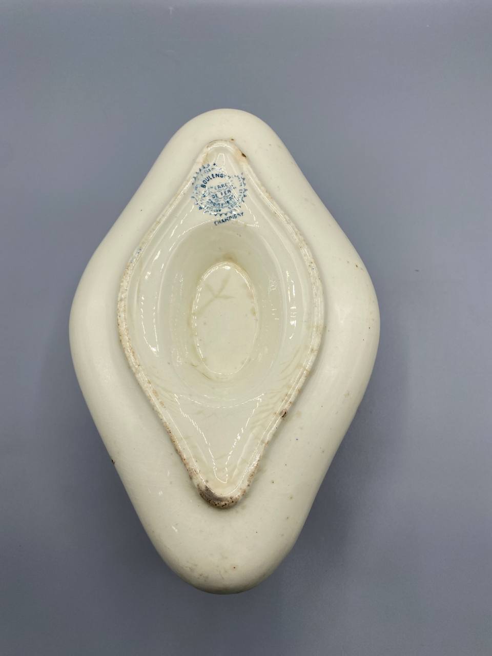 Cachet Boulenger Choisy-le-Roi décor Champigny, gros plan, impression bleue sur fond crème