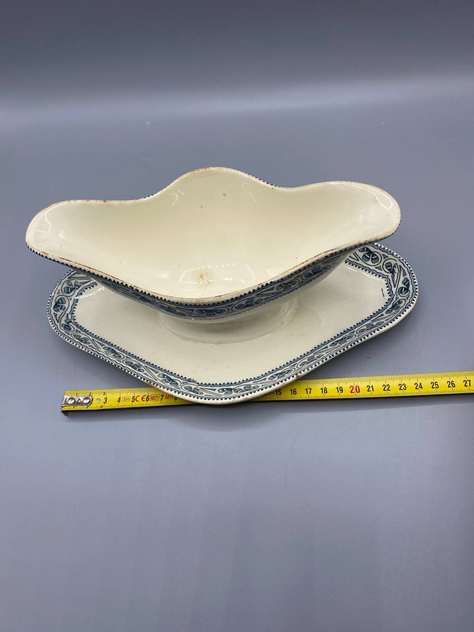 Saucière Boulenger Champigny avec mètre ruban, hauteur environ 13 cm