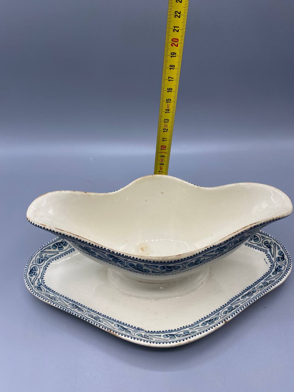 Saucière Boulenger Champigny, vue de trois quarts, décor complet frise médaillons et rinceaux bleu-vert