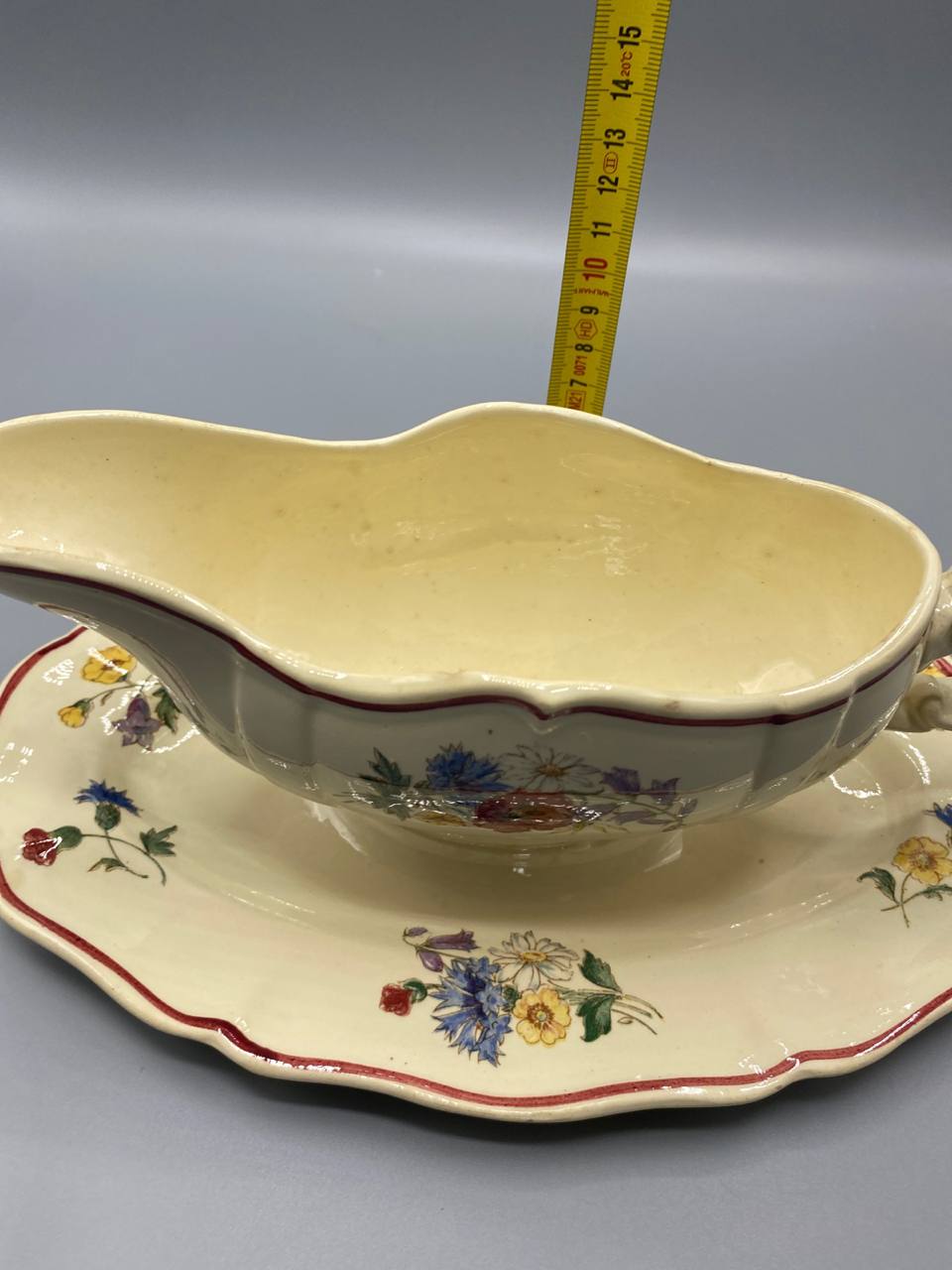 Saucière Agreste Sarreguemines avec mètre ruban, hauteur environ 13 cm, vue de face sans dormant