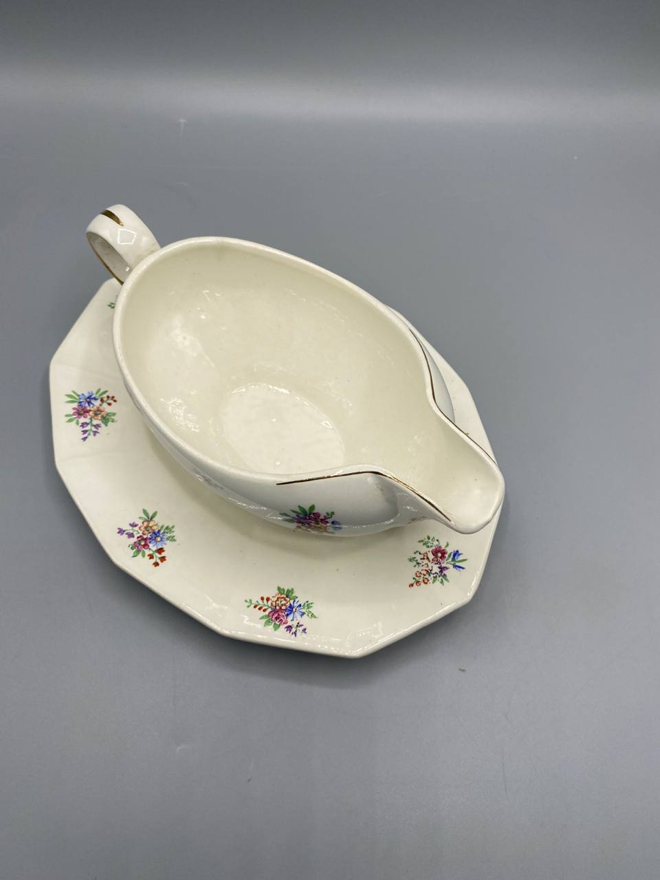 Saucière Porcelor Ceranord vue de dessus, intérieur blanc immaculé, bec verseur et filet doré